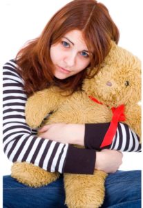 tanara trista cu ursulet in brate