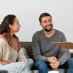 cuplu format dintr-o femeie si un barbat la o sedinta de terapie de cuplu