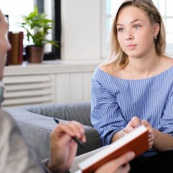 adolescent la terapie discutand cu pshologul daniel ivan